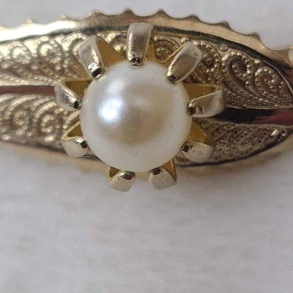 Vintage Gold Tone Intricate Leaf Brooch Label Pin With Single Faux Pearl Accent - Picture 7 of 7